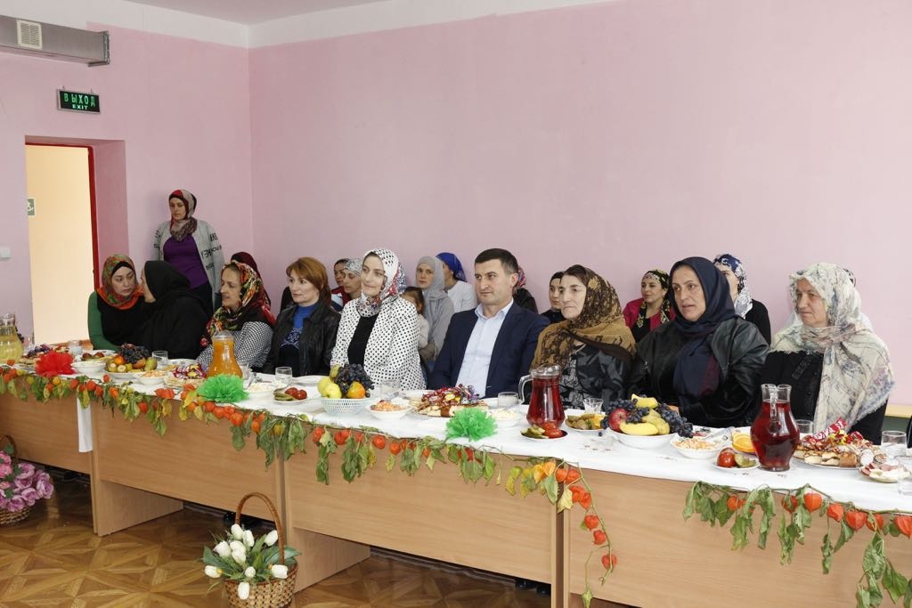 Заведующая детским садиком «Радуга» в селе Цуриб принимала почетные поздравления в связи с уходом на заслуженный отдых